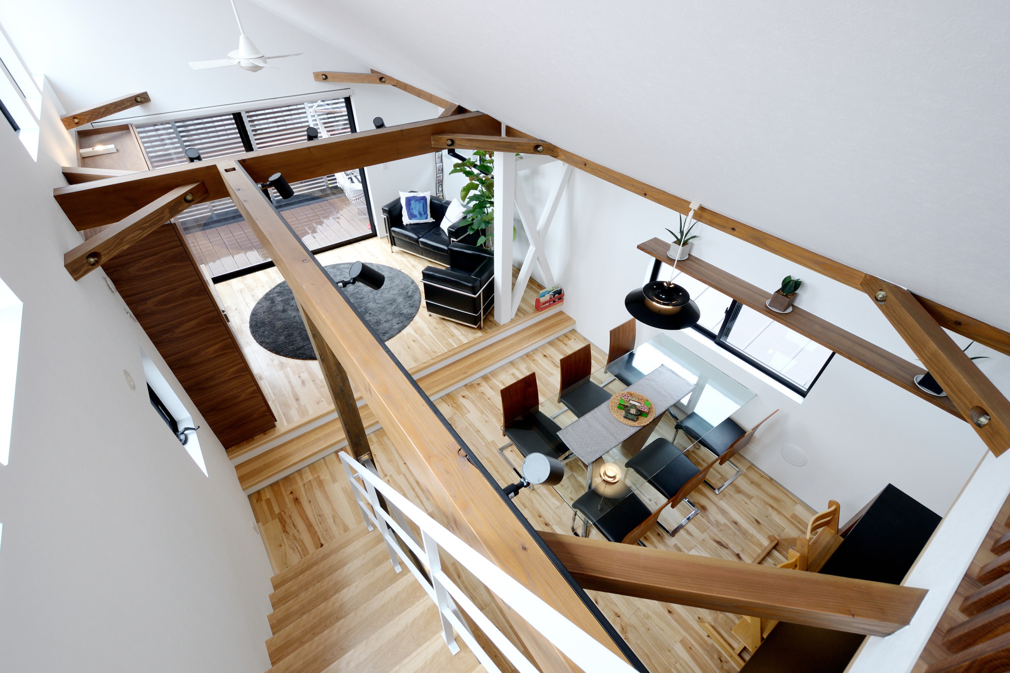 LDKをロフトから見下ろす