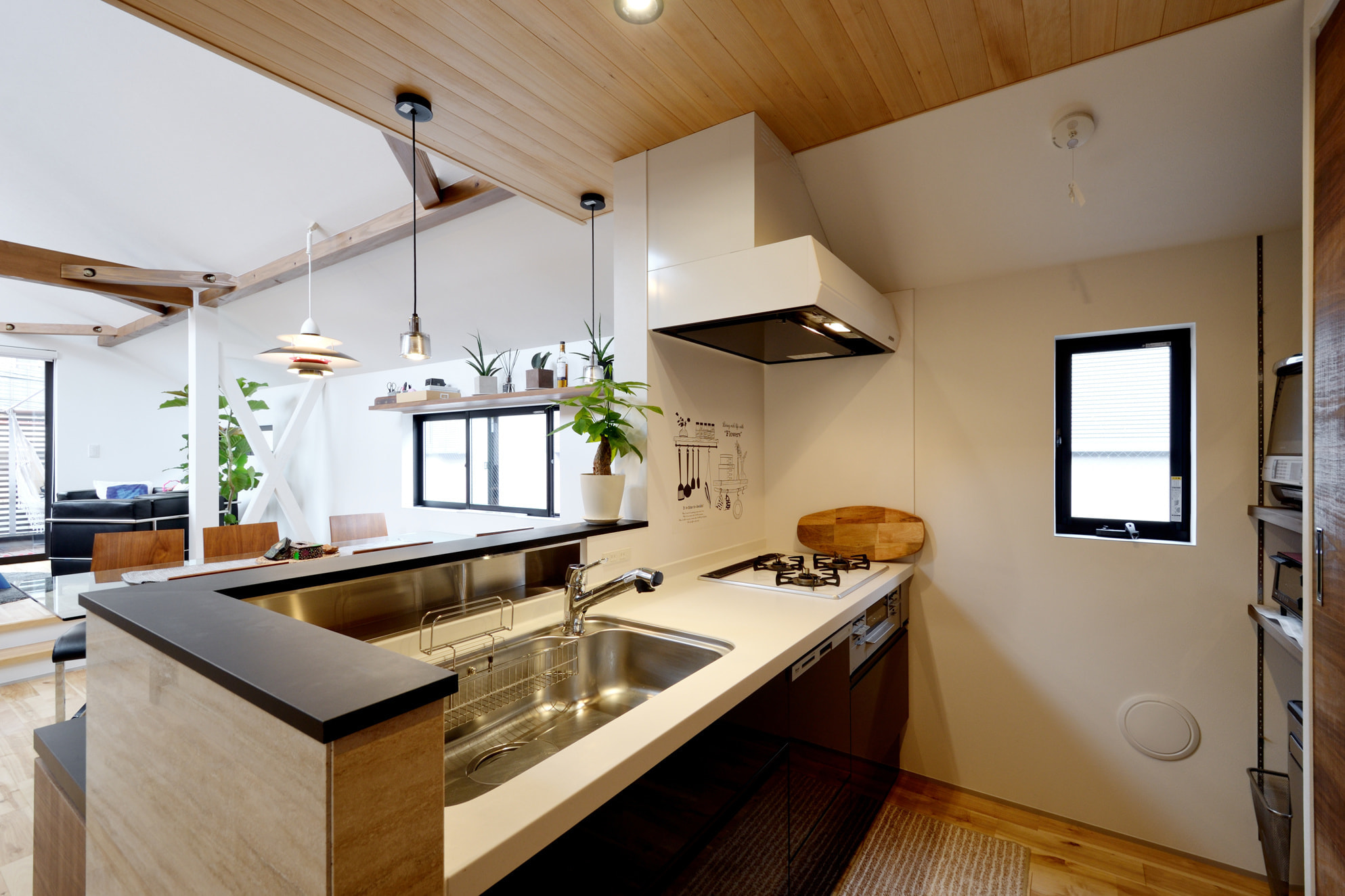 手元を収納で隠すキッチン