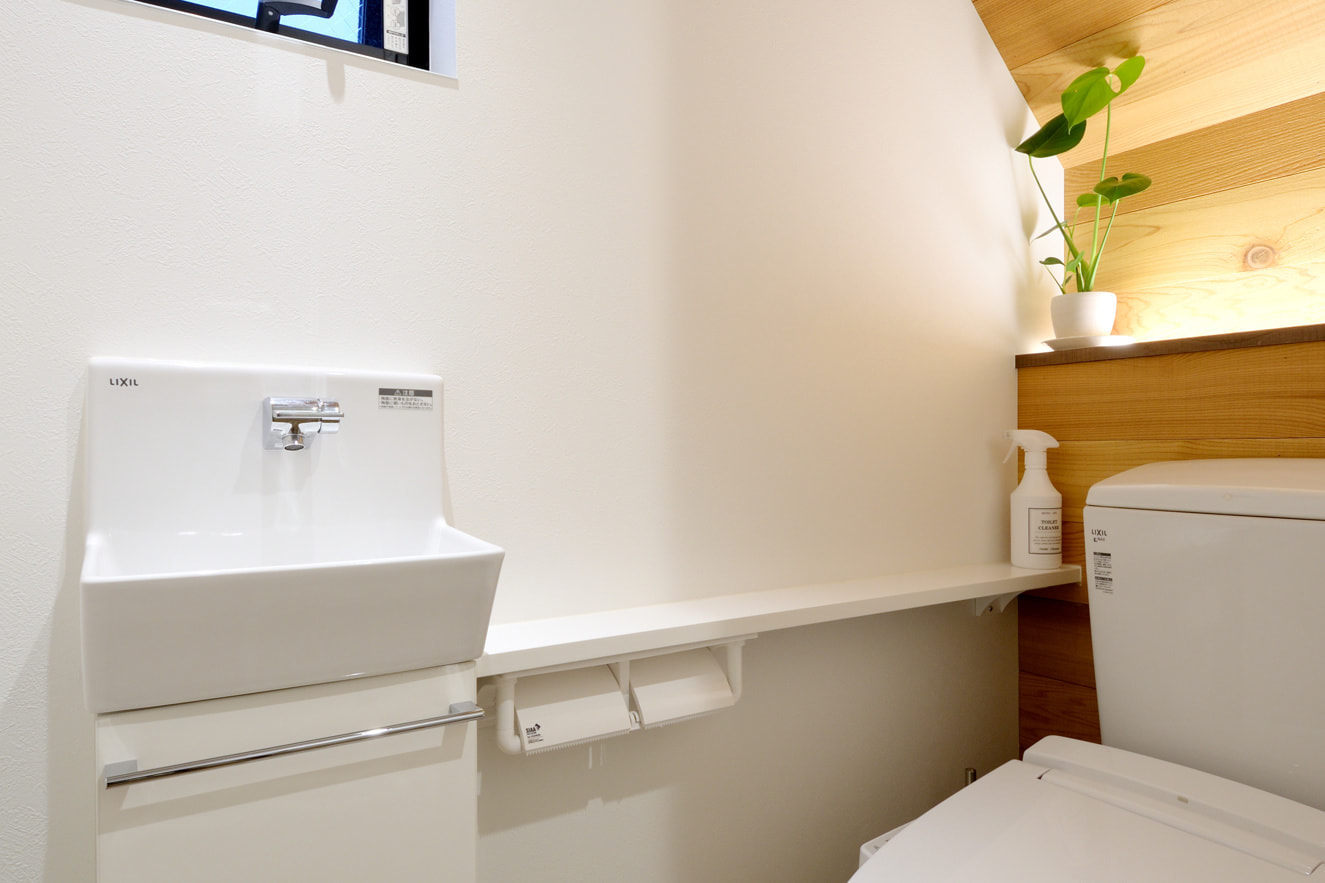 レッドシダー張りのトイレ