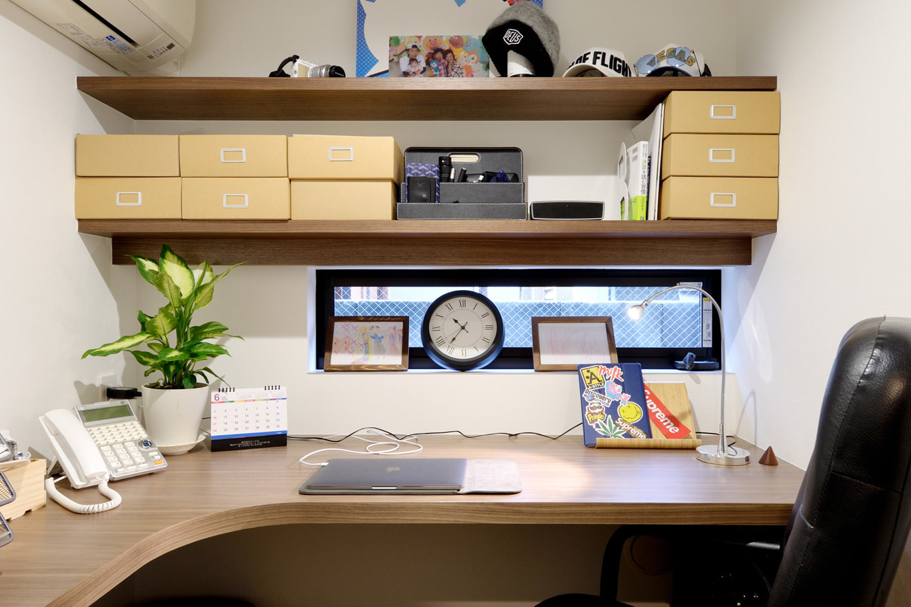 書斎の作り付けのデスクと本棚