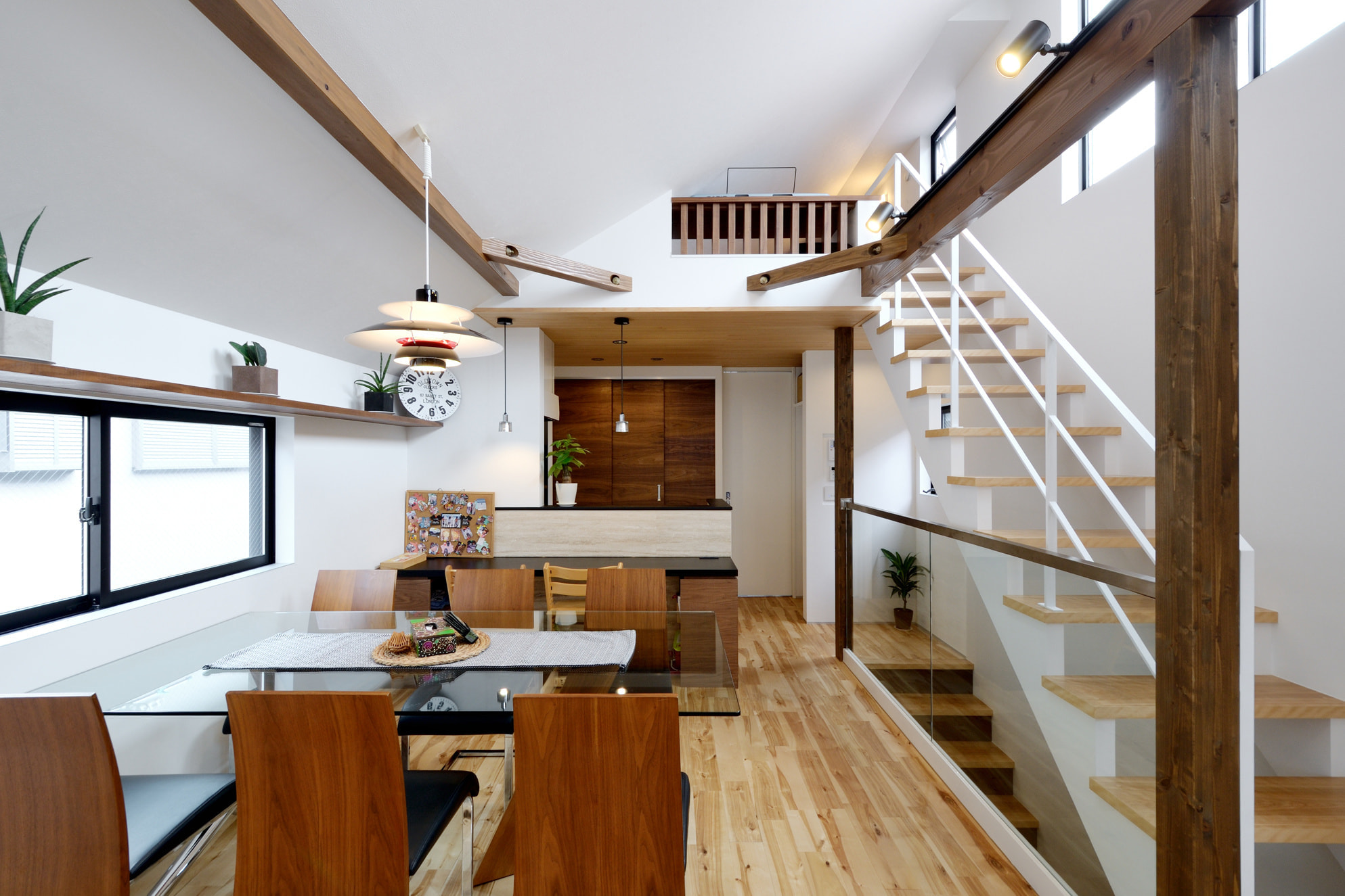 勾配天井のダイニング