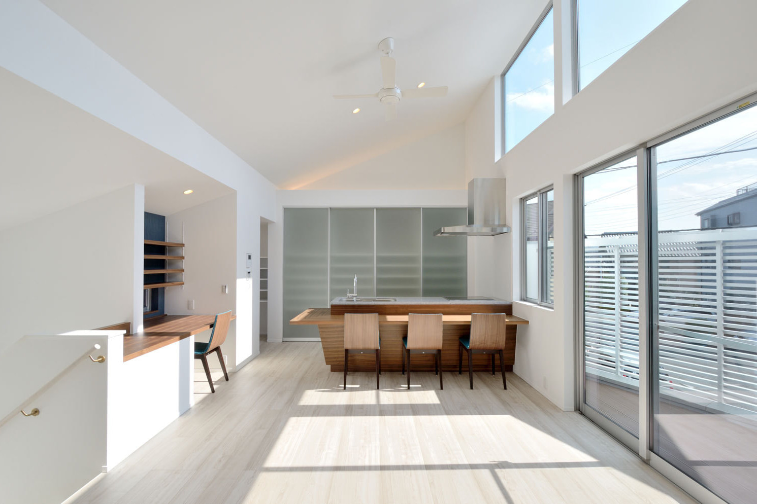 ハイサイドサッシから空が見えるLDK