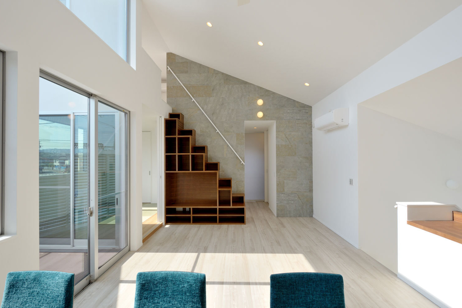 アクセントの石貼りが効果的なリビング