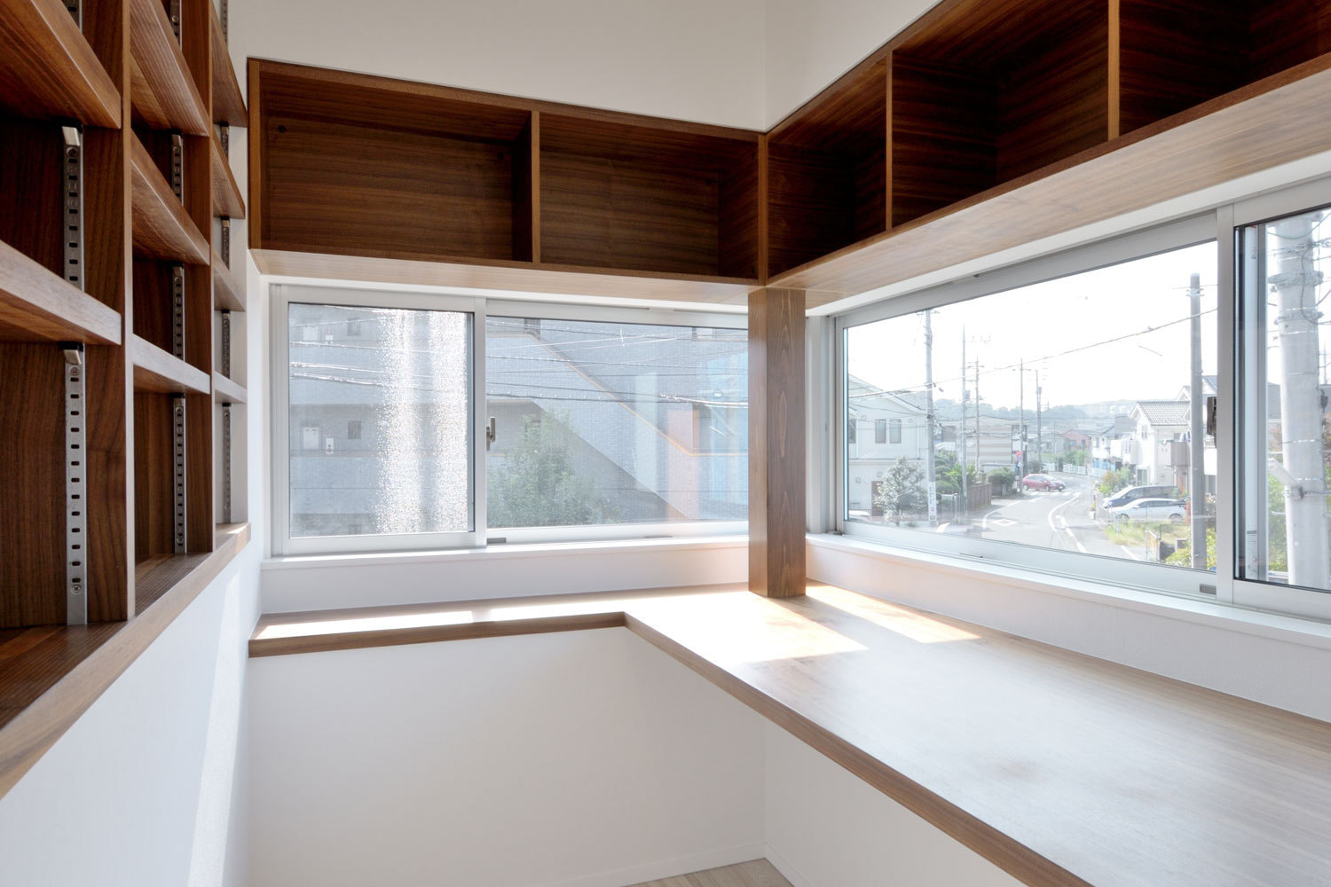 コーナー窓のある書斎