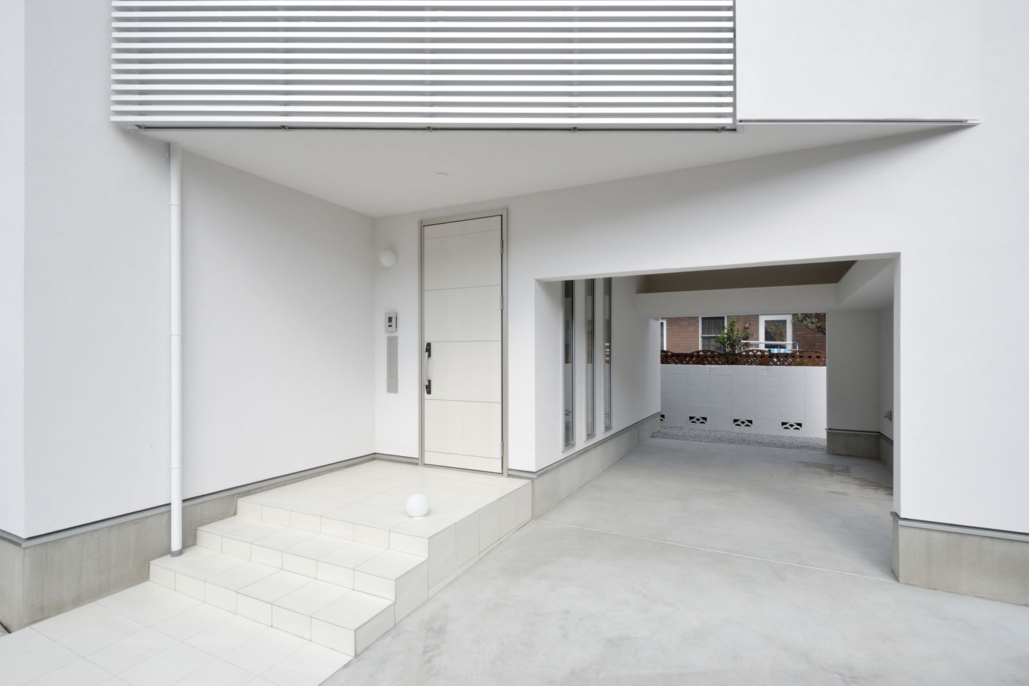 ビルトイン駐車場付きの子世帯の玄関