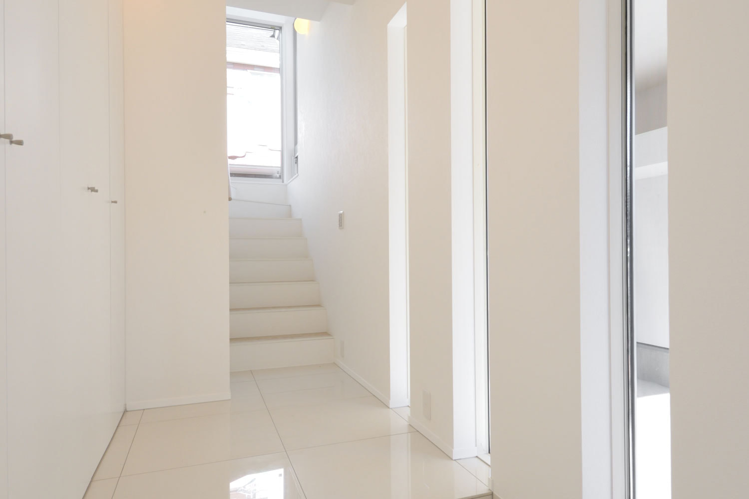 壁面収納がたっぷりの玄関