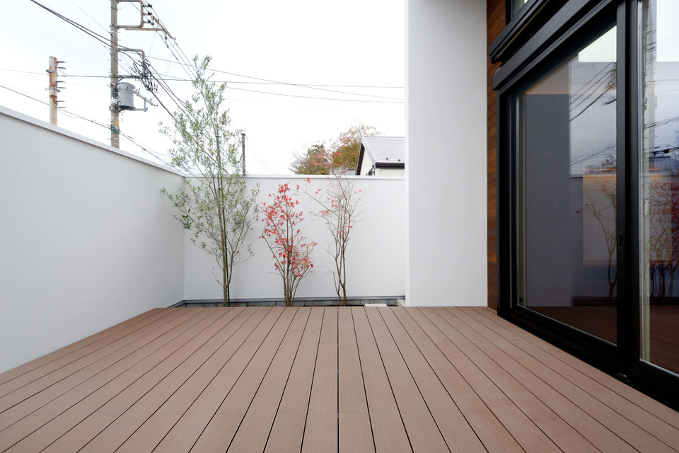 目隠し塀で囲んだ植栽ゾーン