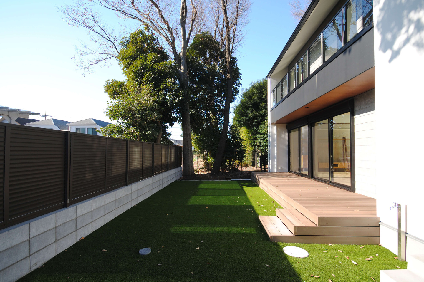 人工芝を敷いた庭