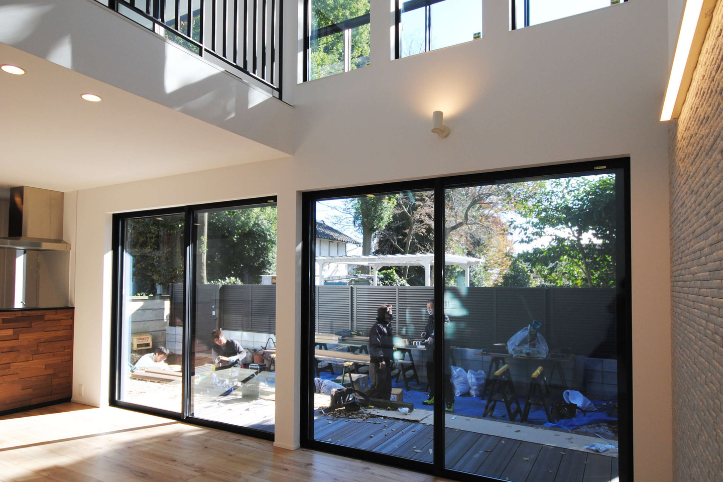 南面からは木漏れ日が入る