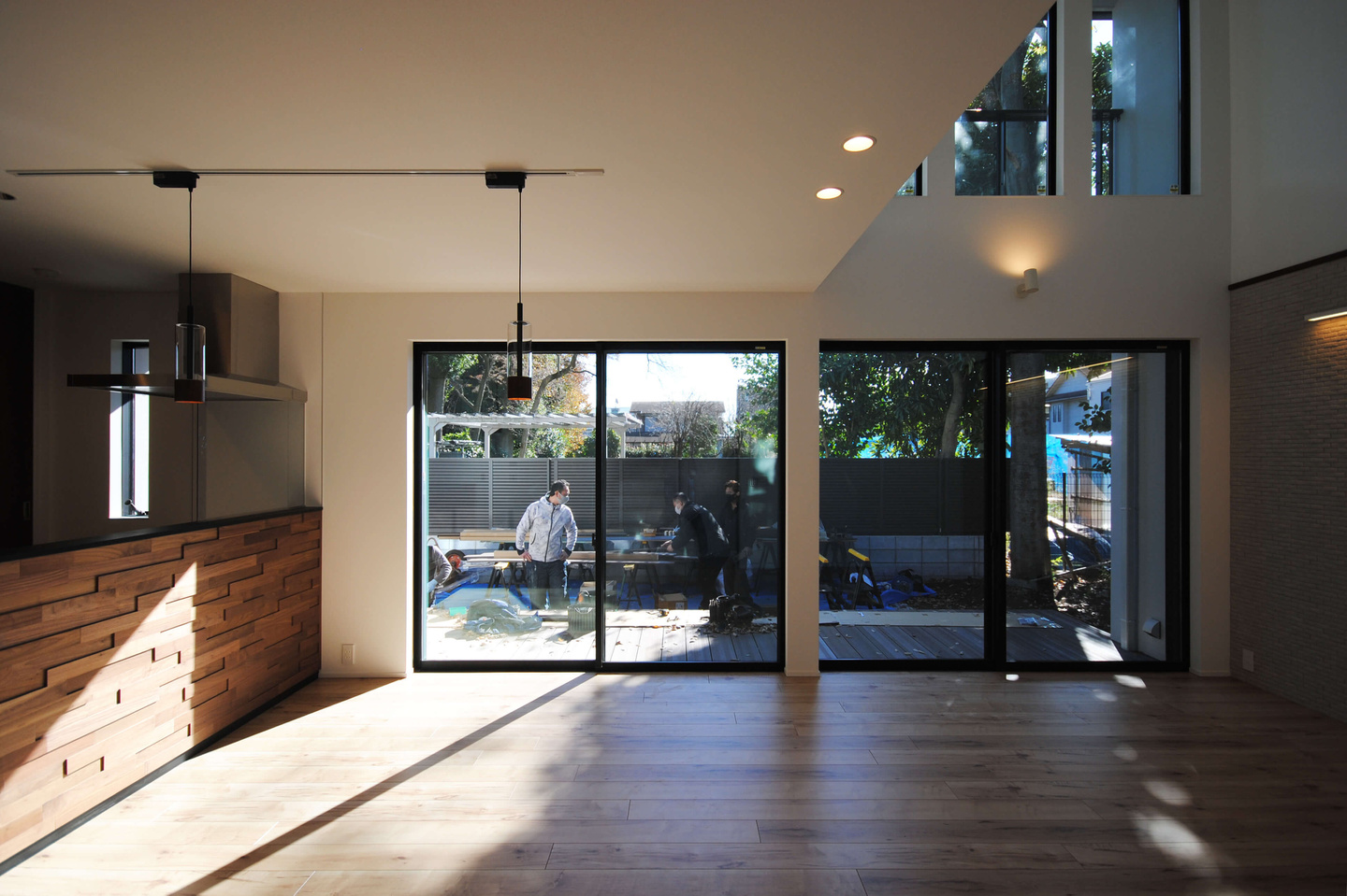 デッキと連続するLDK