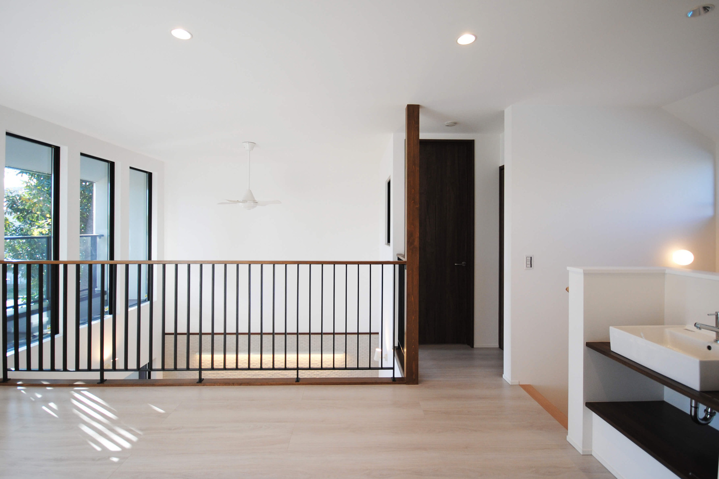 スチール手摺でLDKと一体感を