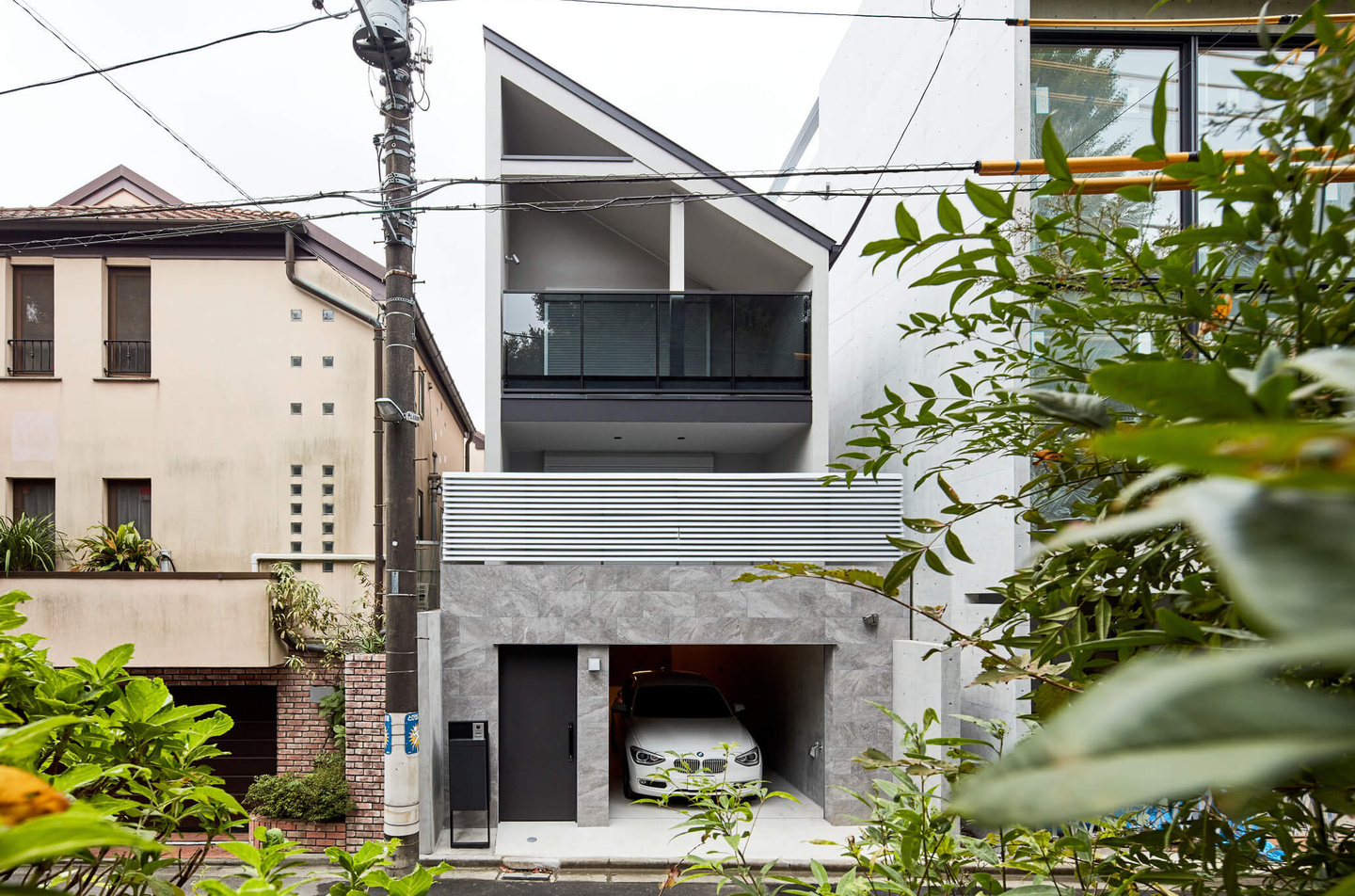 グレートーンの落ち着いた外観