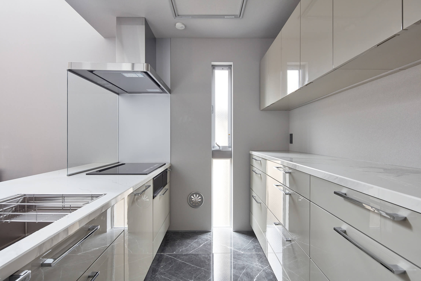 グレージュ色のキッチン