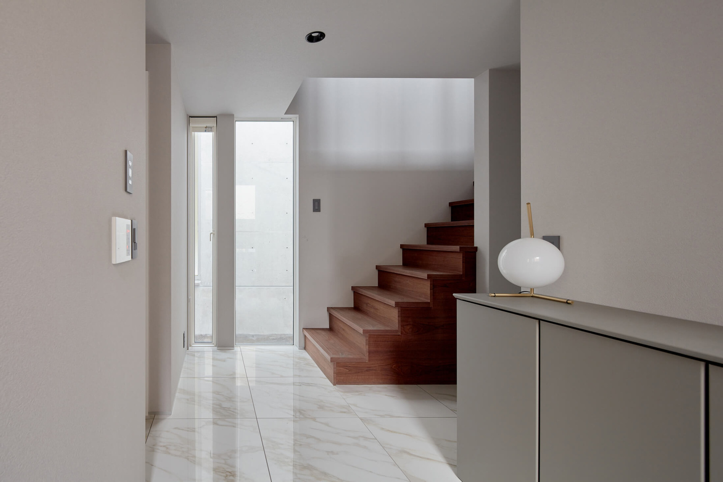 大理石調のタイルで清潔感があるホール