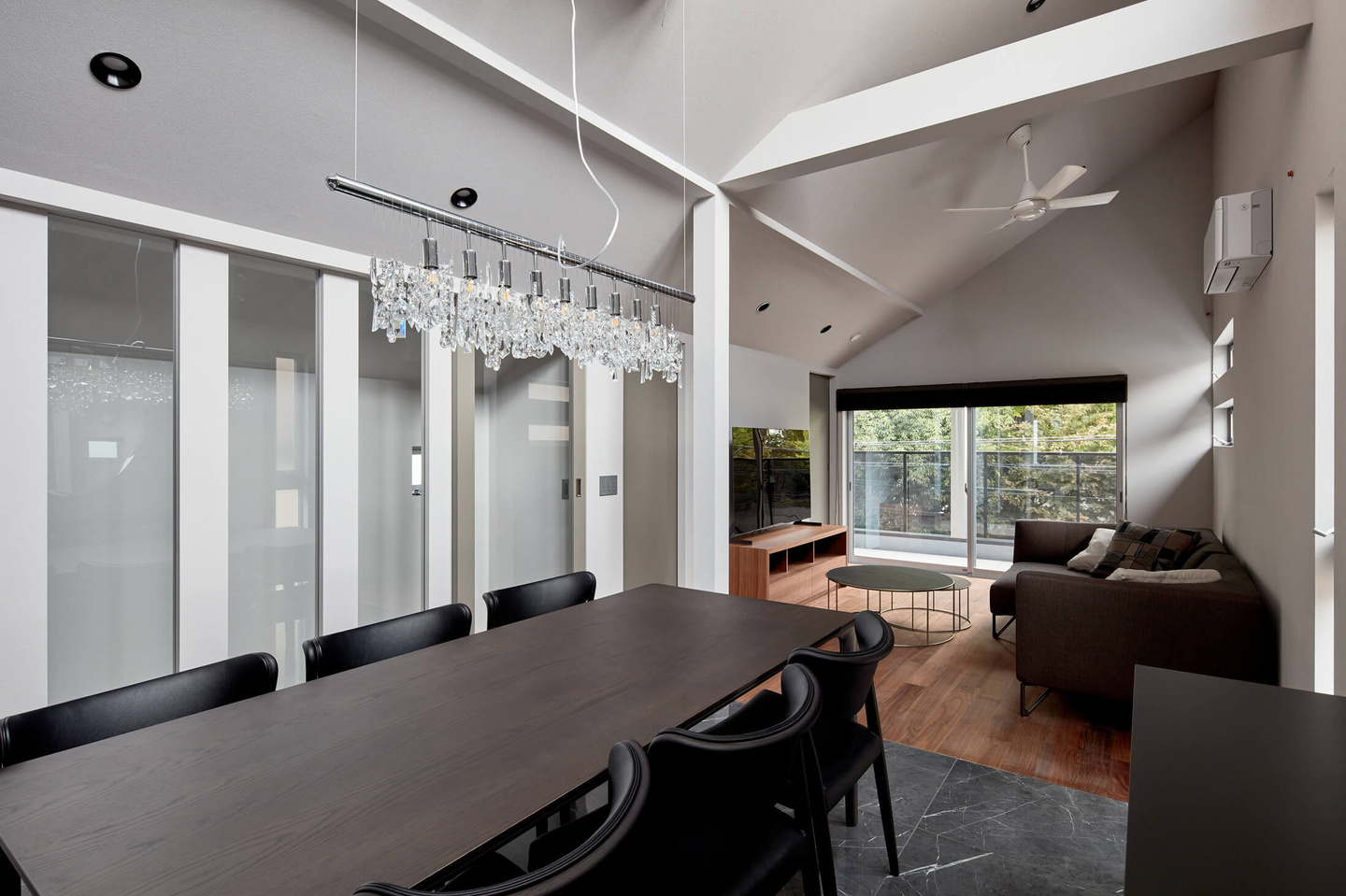 2階へつながる階段デザイン