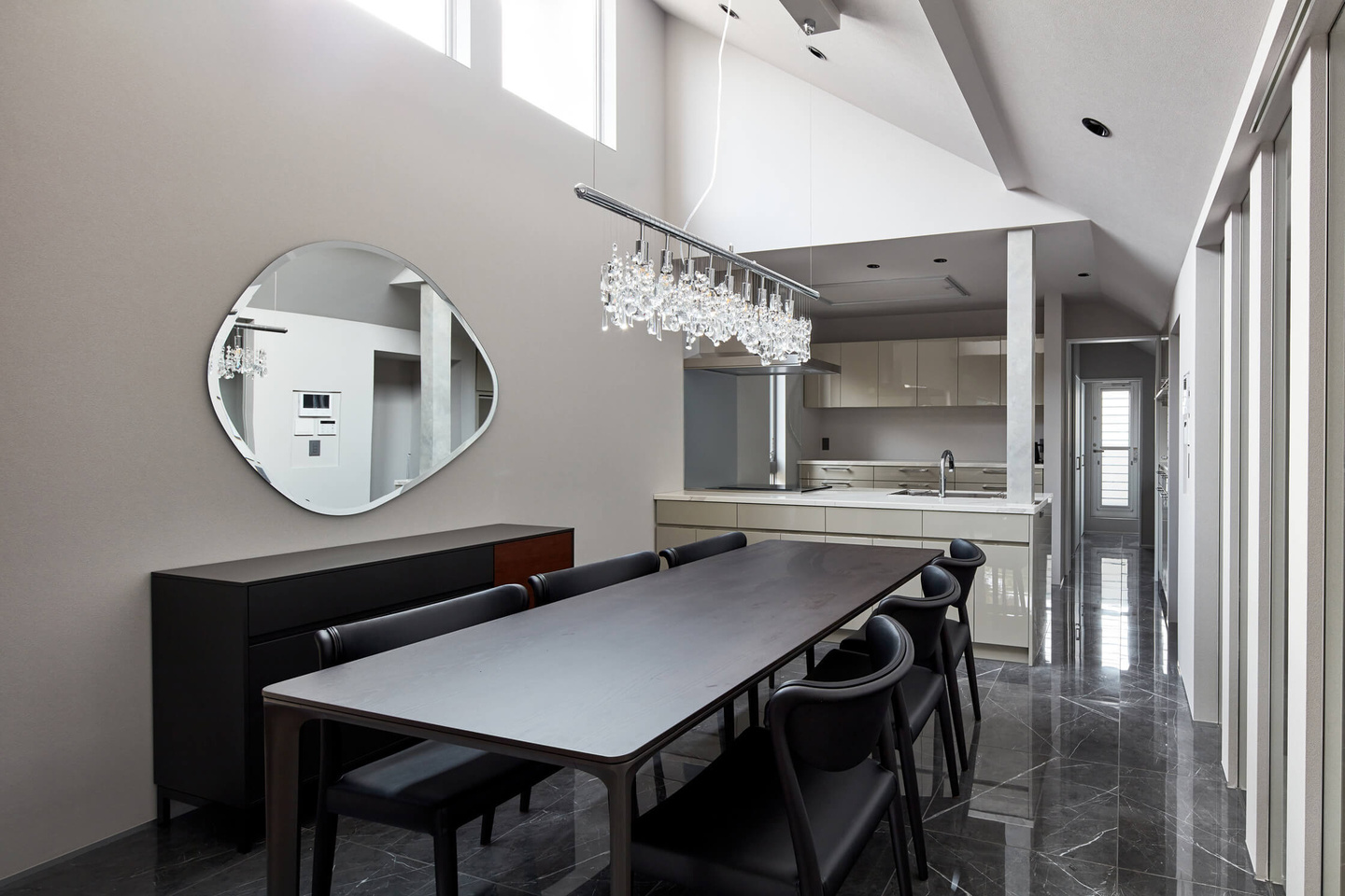 モダンなシャンデリアが印象的なダイニング
