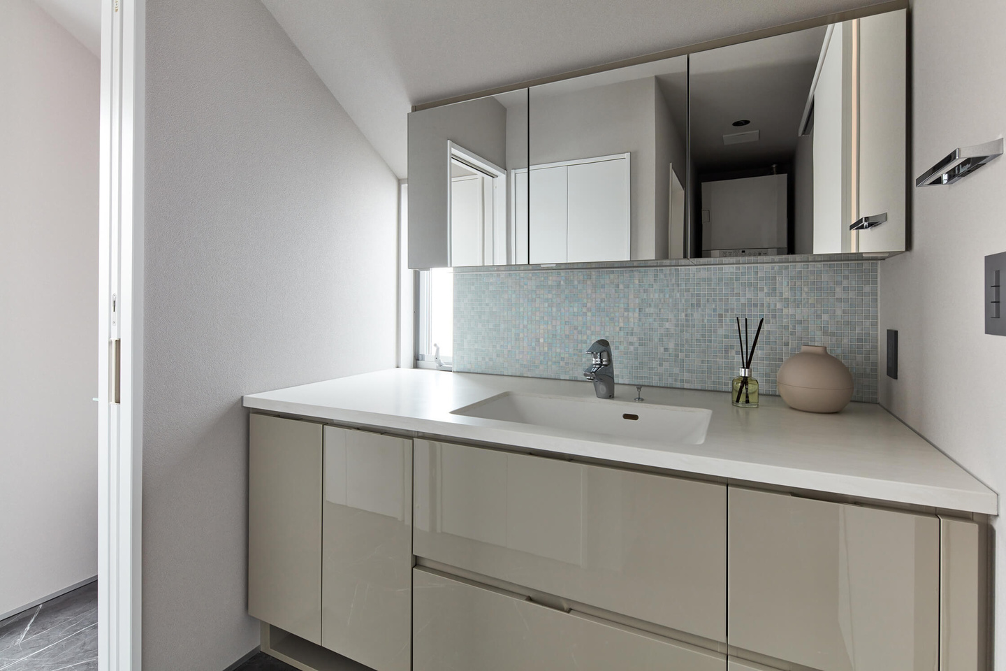 ハイサイド開口で採光を確保