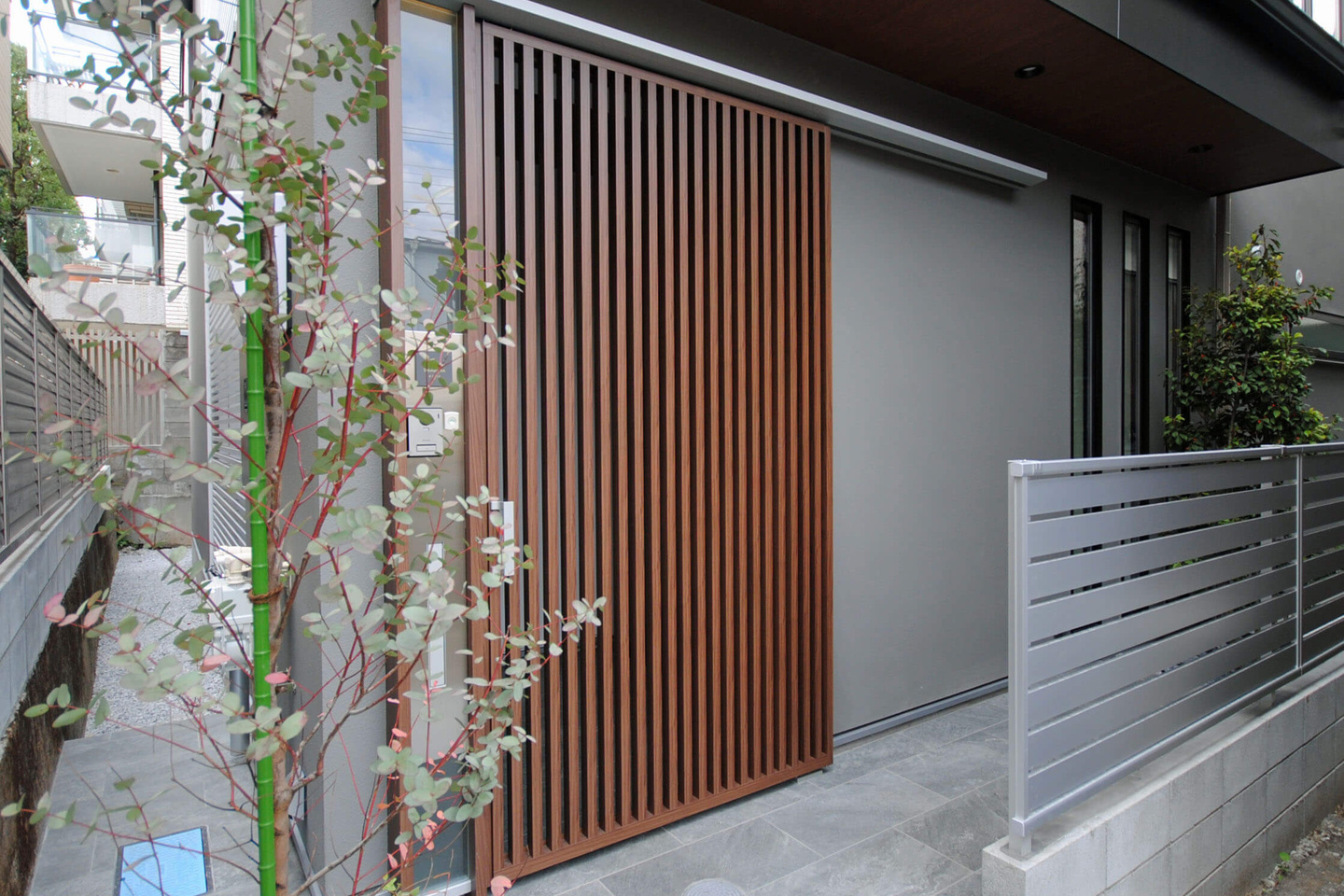 スライド門扉とポーチ